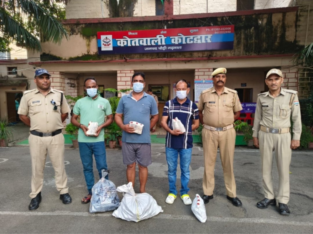 कोटद्वार पुलिस ने शराब तस्करों को किया गिरफ्तार, होटल में बैठाकर शराब पिलाने वाला भी गिरफ्तार