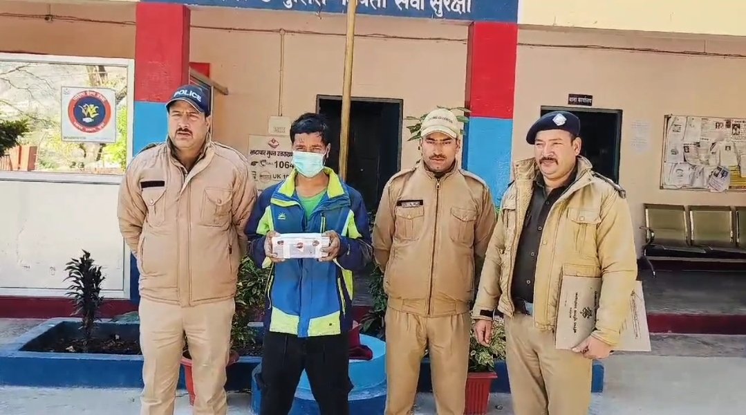 पौड़ी जनपद पुलिस ने विदेशी महिला का फोन चुराने वाले को किया गिरफ्तार