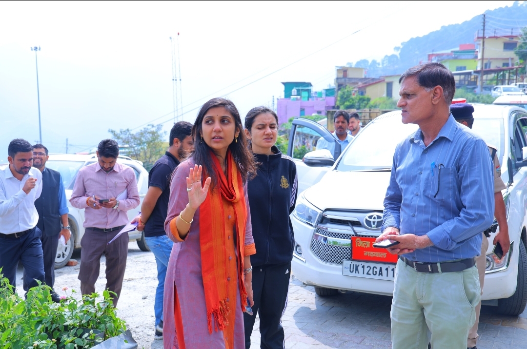 जिलाधिकारी ने किया पौड़ी की पार्किंग व्यवस्था का औचक निरीक्षण, दिए कड़े निर्देश