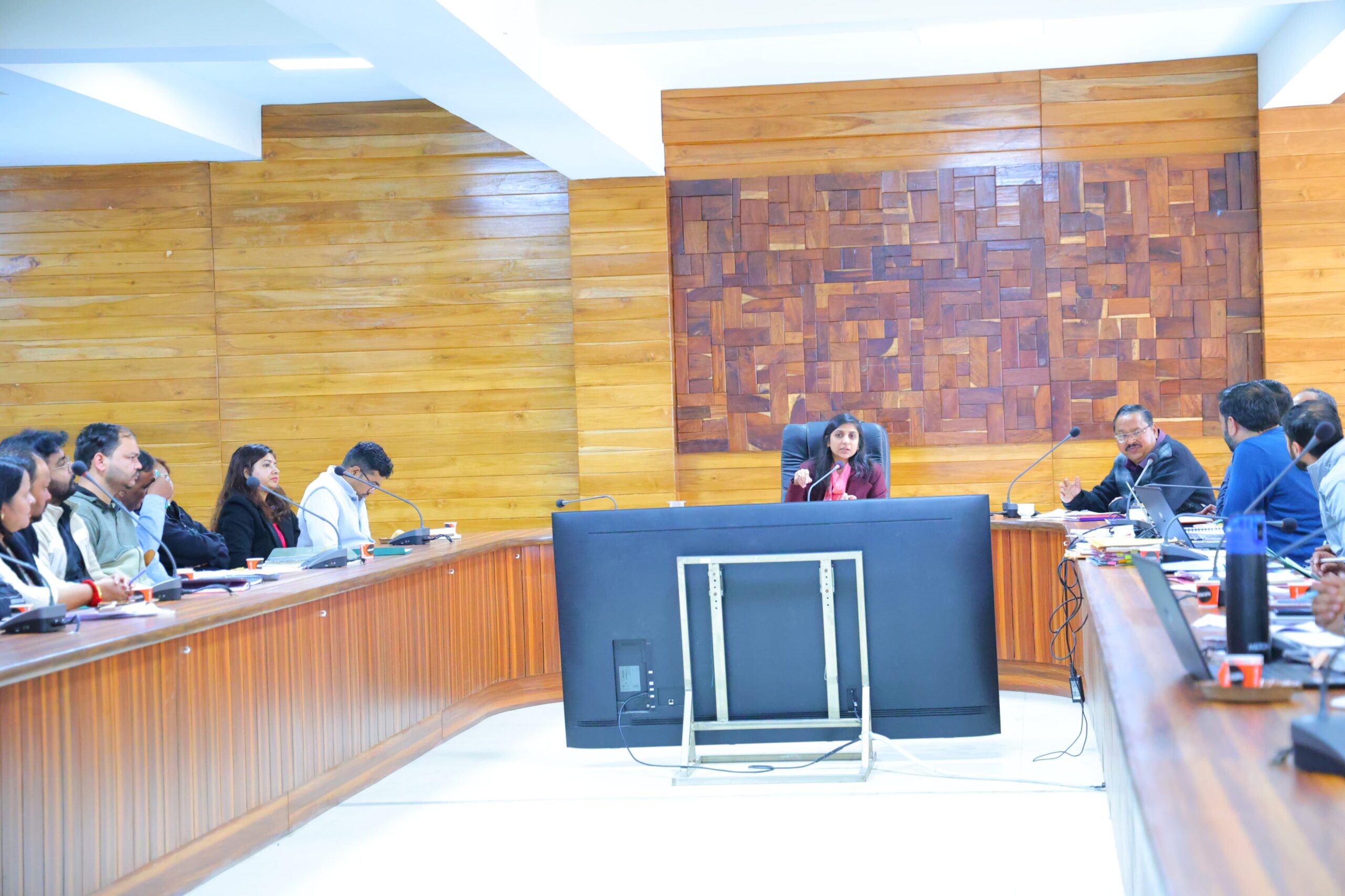 गुणवत्तापूर्ण स्वास्थ्य सेवाएं और संस्थागत प्रसव पर दें विशेष फोकस: जिलाधिकारी