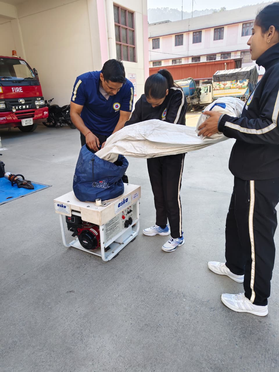 फायर यूनिट श्रीनगर द्वारा आपदा उपकरणों का निरीक्षण कर संचालन का किया अभ्यास