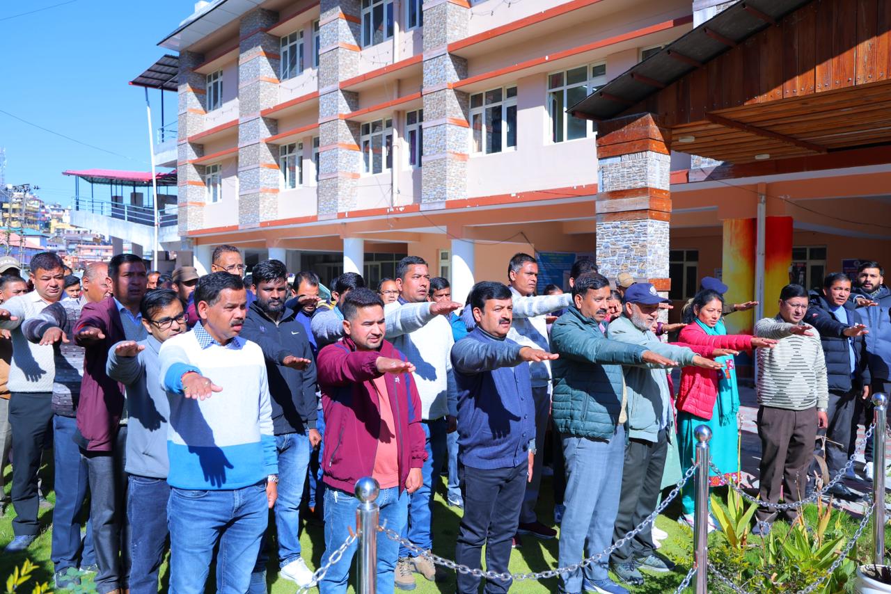 जिलाधिकारी ने दिलायी संविधान की शपथ, संविधान मूल्यों के पालन का लिया गया संकल्प