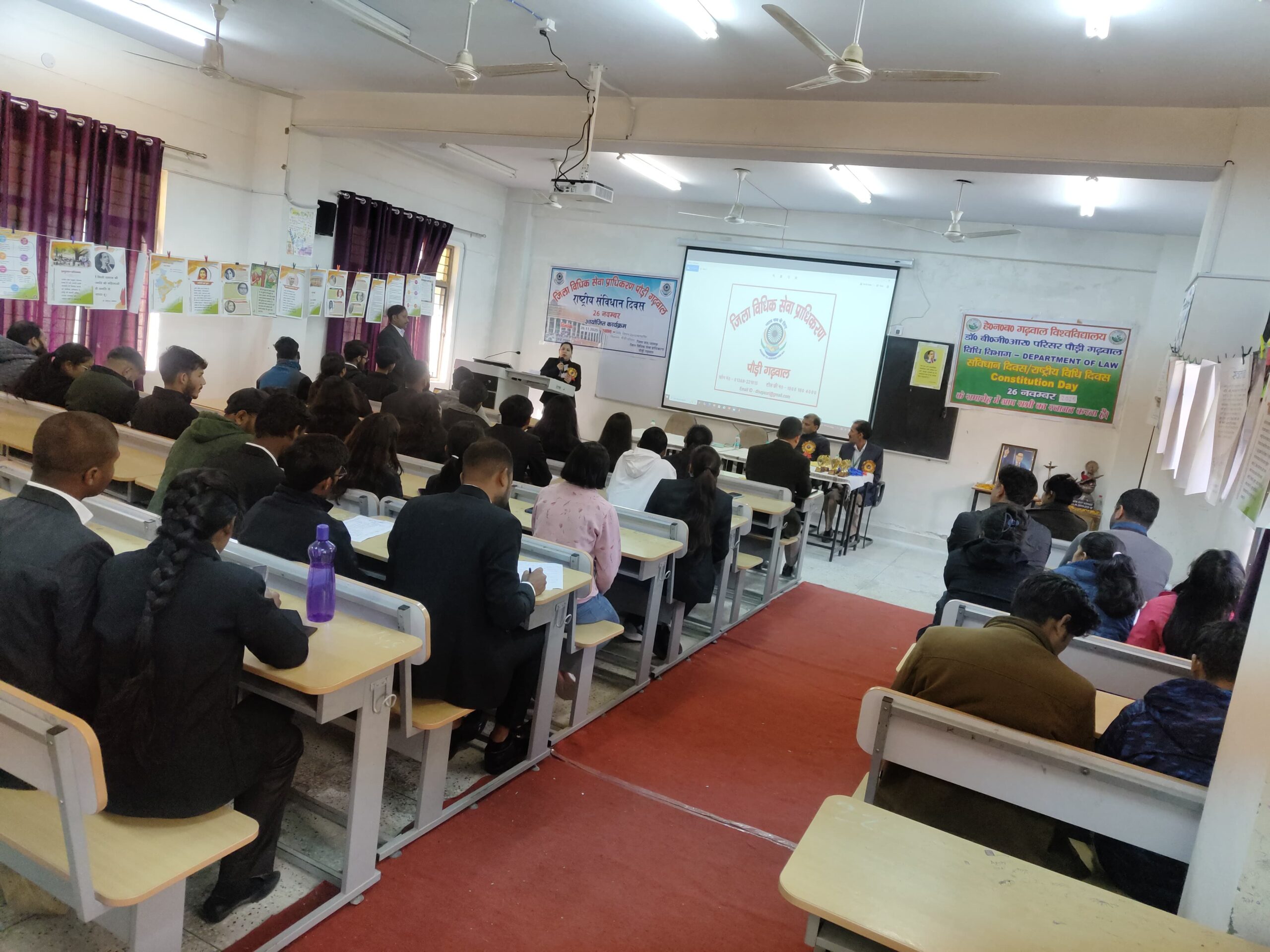 संविधान दिवस पर विधिक जागरूकता शिविर हुआ आयोजित, छात्रों ने ली सामूहिक शपथ
