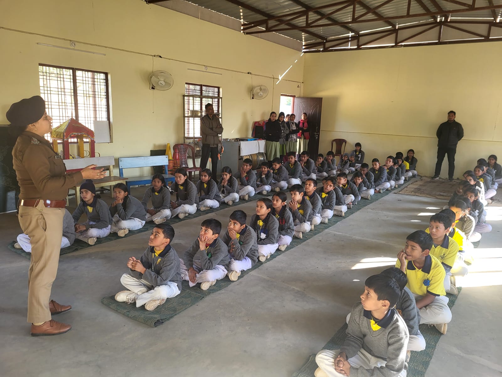 पौड़ी पुलिस का जनजागरूकता अभियान: नशामुक्ति से साइबर सुरक्षा तक, व्यापक स्तर पर दी गई बच्चों को महत्वपूर्ण जानकारियाँ।