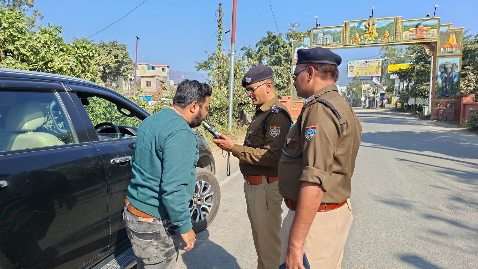 पौड़ी पुलिस का सघन चेकिंग अभियान — अंतर्राज्यीय व अंतर्जनपदीय बैरियरों पर कड़ी निगरानी।