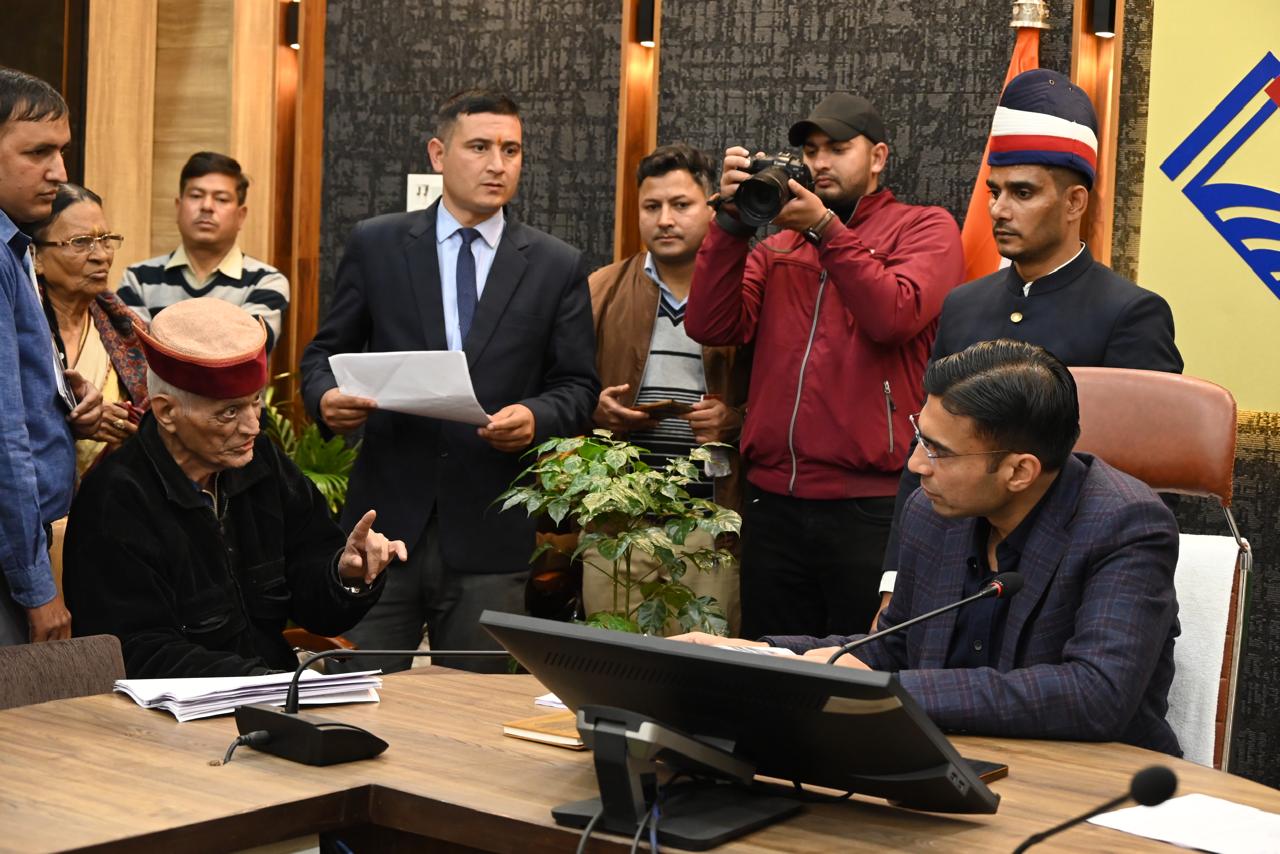 जनता दर्शन में डीएम ने 176 लोगों की सुनी समस्या ,कई मामले मौके पर निपटाए।