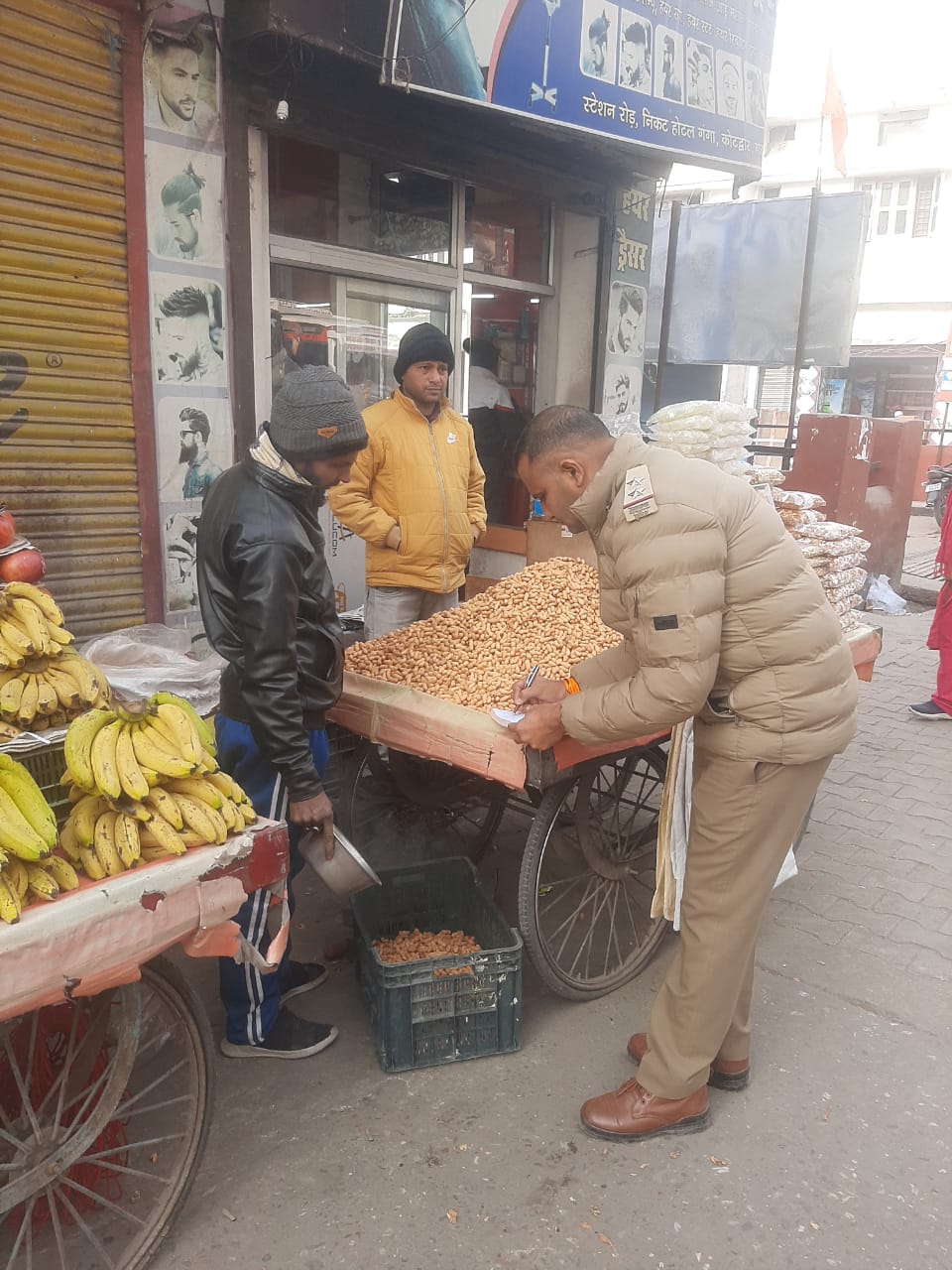 कोटद्वार में सड़क किनारे अवैध रेडी–ठेली लगाकर यातायात बाधित करने वालों पर पुलिस की सख्त कार्यवाही