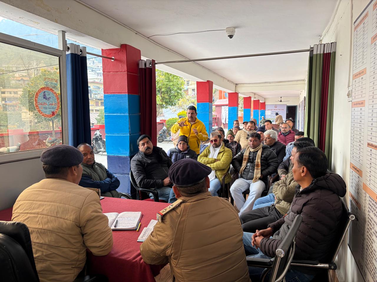 कोतवाली पौड़ी में यातायात व्यवस्था, बाजार भीड़ व टैक्सी संचालन पर की गई विस्तृत चर्चा।