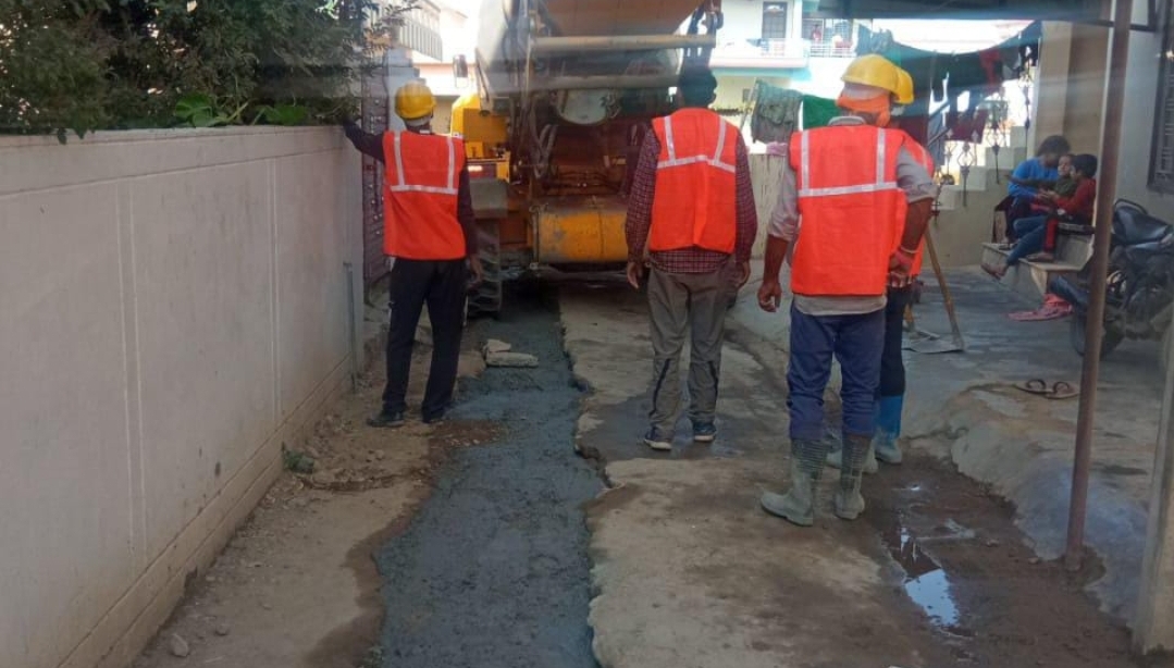 DM के निरीक्षण का दिखा असर, खोदी गई सड़कों की मरम्मत कार्यों में आई तेज़ी