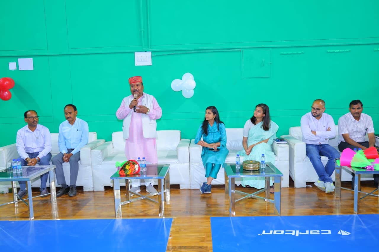 बैडमिंटन की पहली सर्व के साथ गूंजा कंडोलिया इंडोर स्टेडियम, विधायक और जिलाधिकारी ने खेलकर बढ़ाया उत्साह